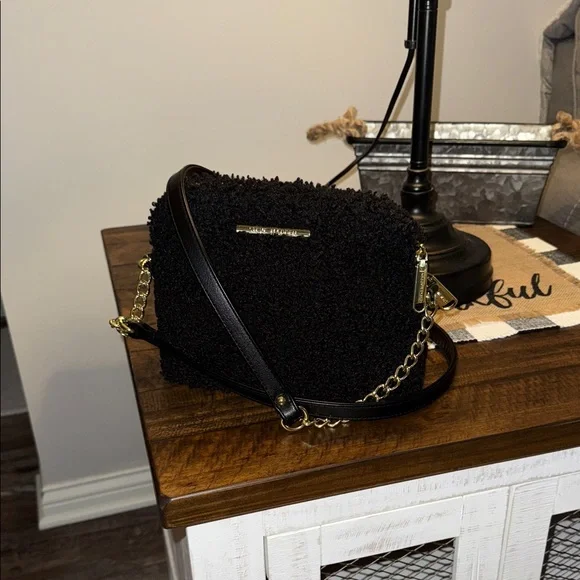 STEVE MADDEN CROSSBODY CINDY DOME BAG GOLD CHAIN CLEAN
🚭 - Picture 3 of 10